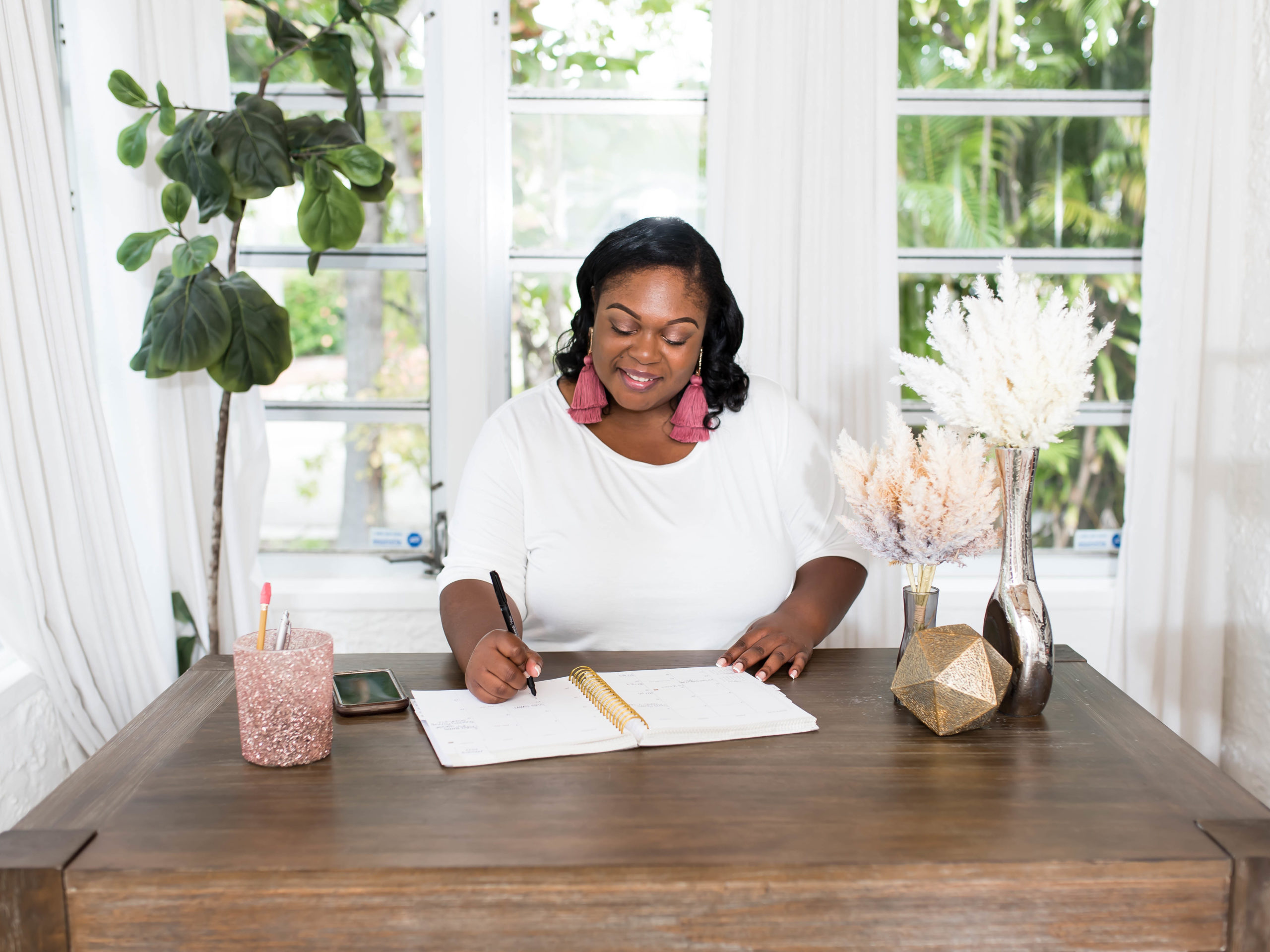 woman writing in an agenda planner